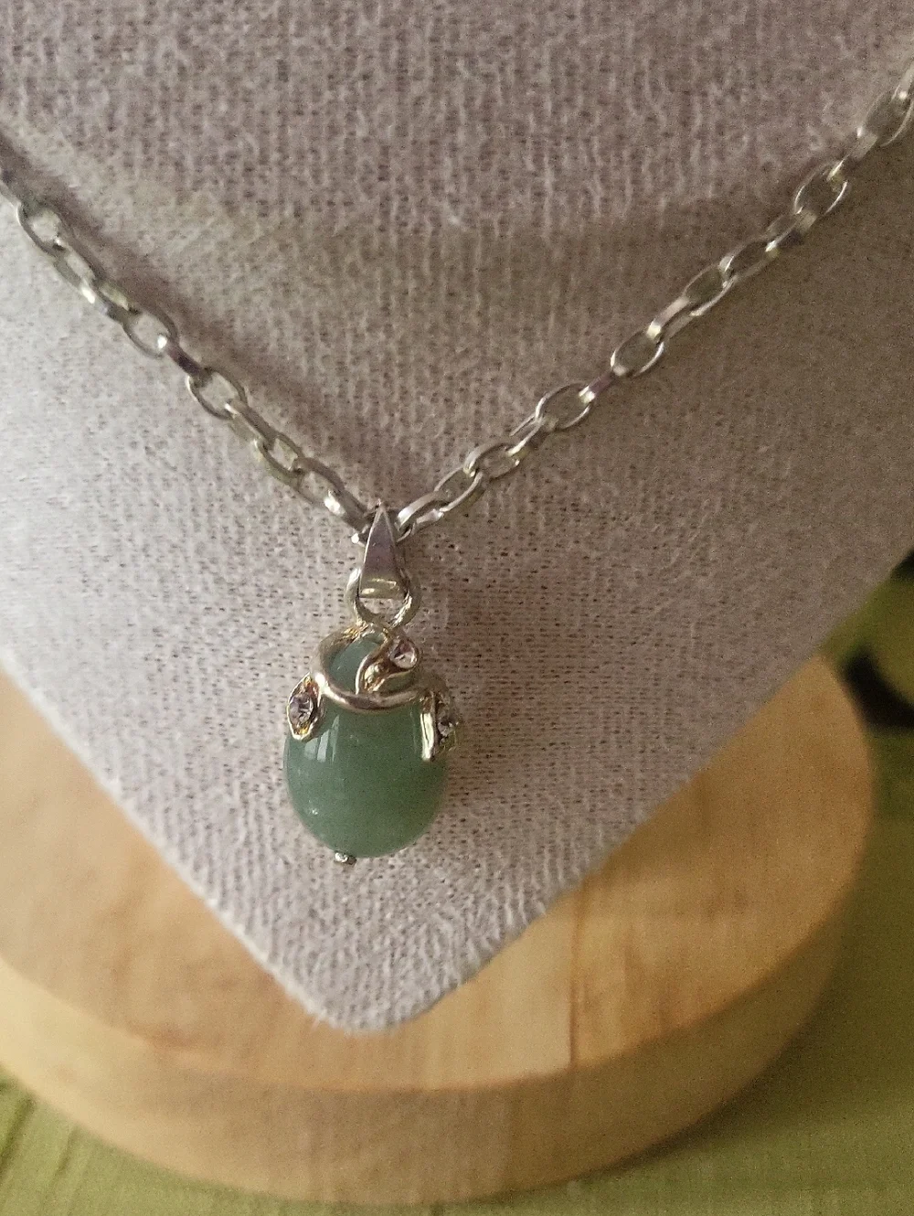 Geniune Green Jade Gemstone Necklace - Picture 2 of 8